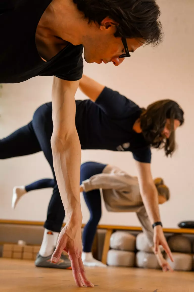 Hatha-Yoga-Kurs in kleiner Gruppe im Kursraum von Out of Seven, Berlin-Neukölln