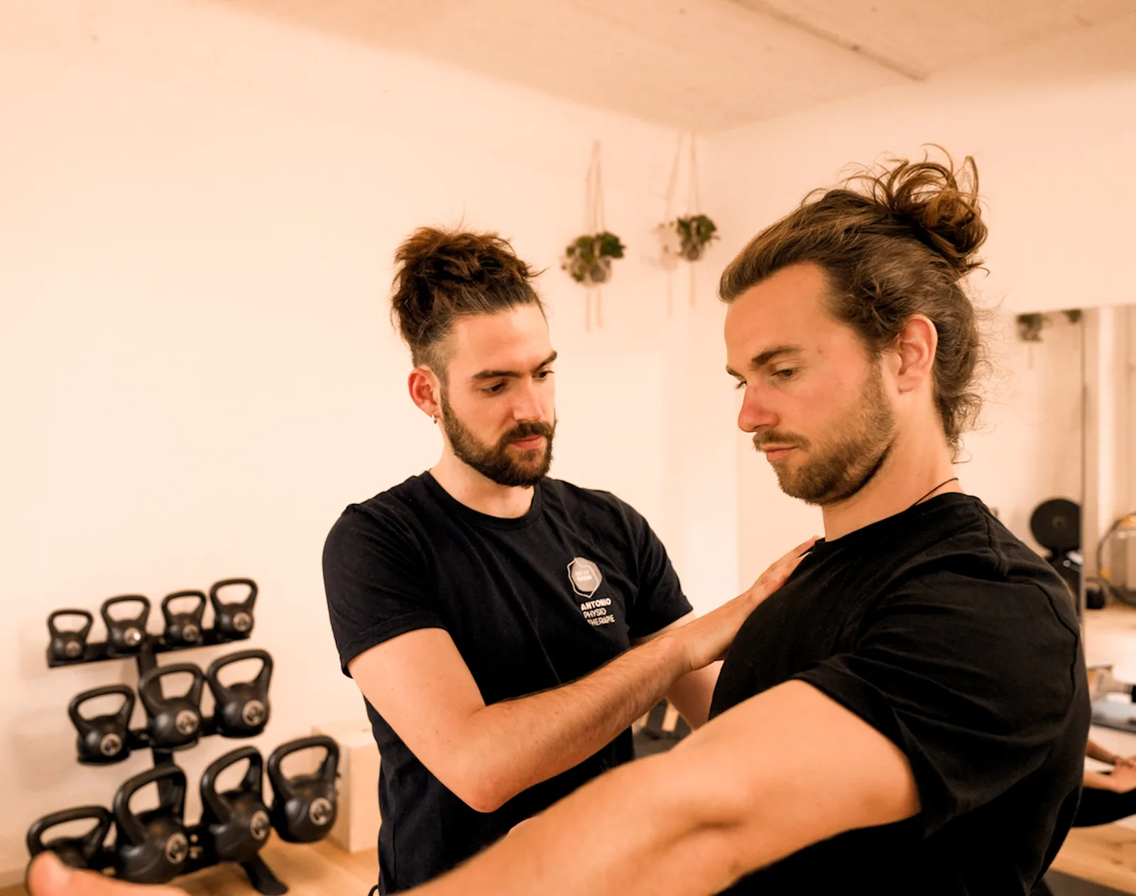 Zwei Behandler von Out of Seven beim Medical Coaching im Trainingsraum