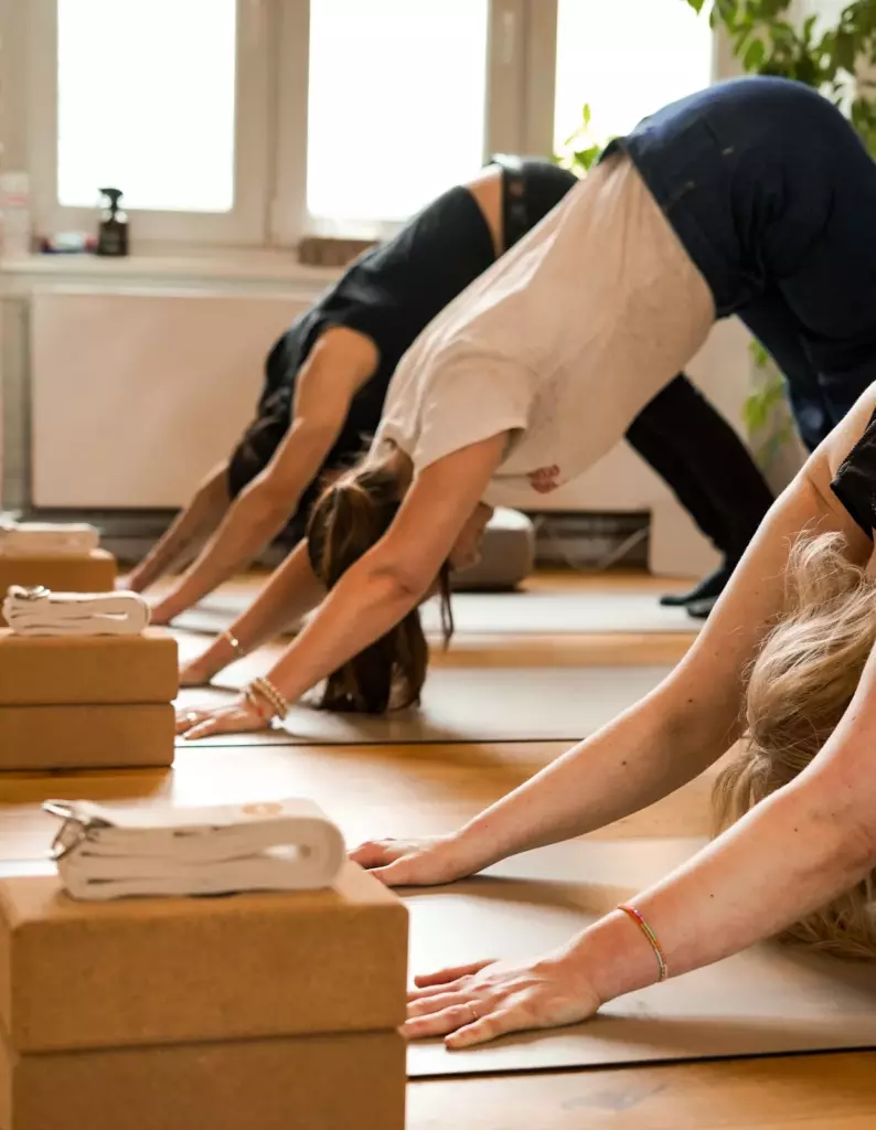 Yogakurs in kleiner Gruppe im Kursraum der Praxis