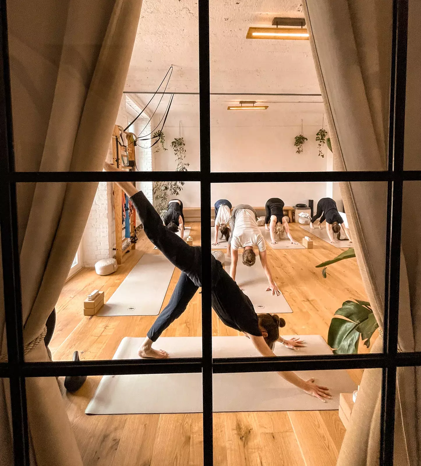 Yogakurs in kleiner Gruppe im Kursraum der Praxis Out of Seven