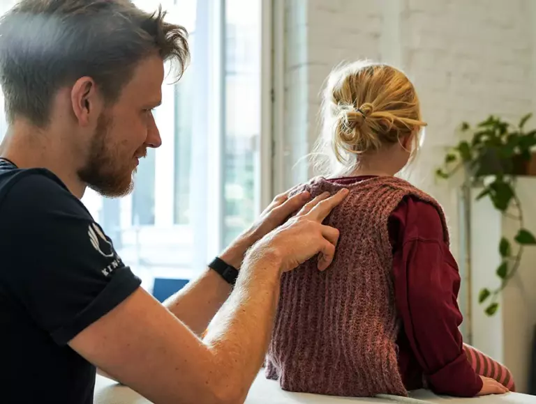 Osteopathische Behandlung eines Kindes, sanfte Handgriffe