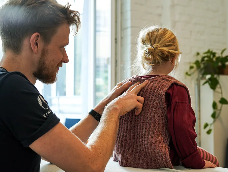 Osteopathische Behandlung eines Kindes, sanfte Handgriffe