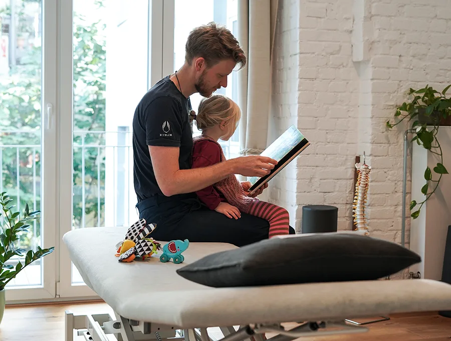 Osteopathische Behandlung eines Kindes, sanfte Handgriffe