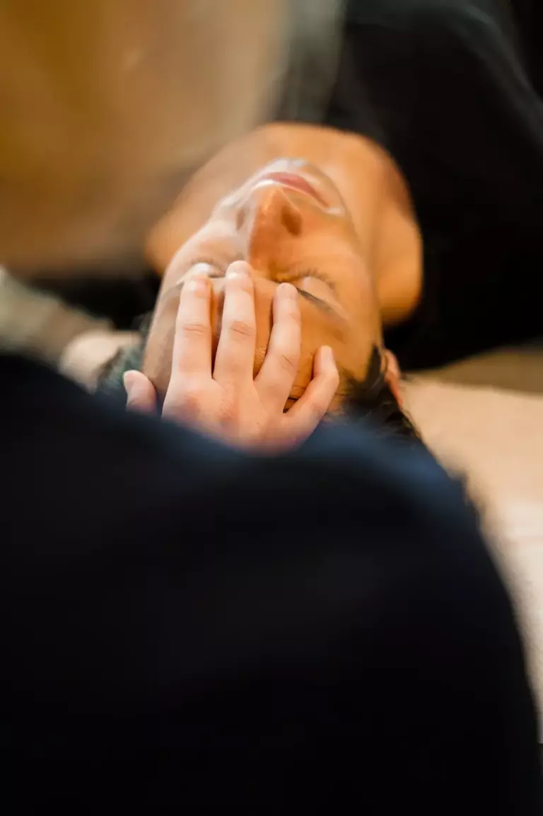 Osteopathische Behandlung auf der Behandlungsliege