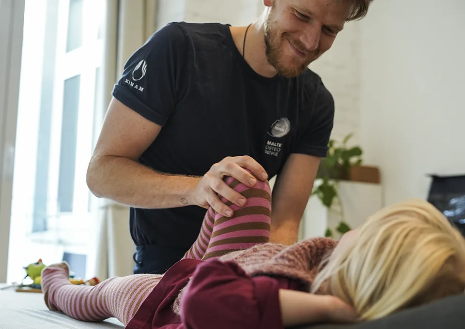 Osteopathische Behandlung auf der Behandlungsliege