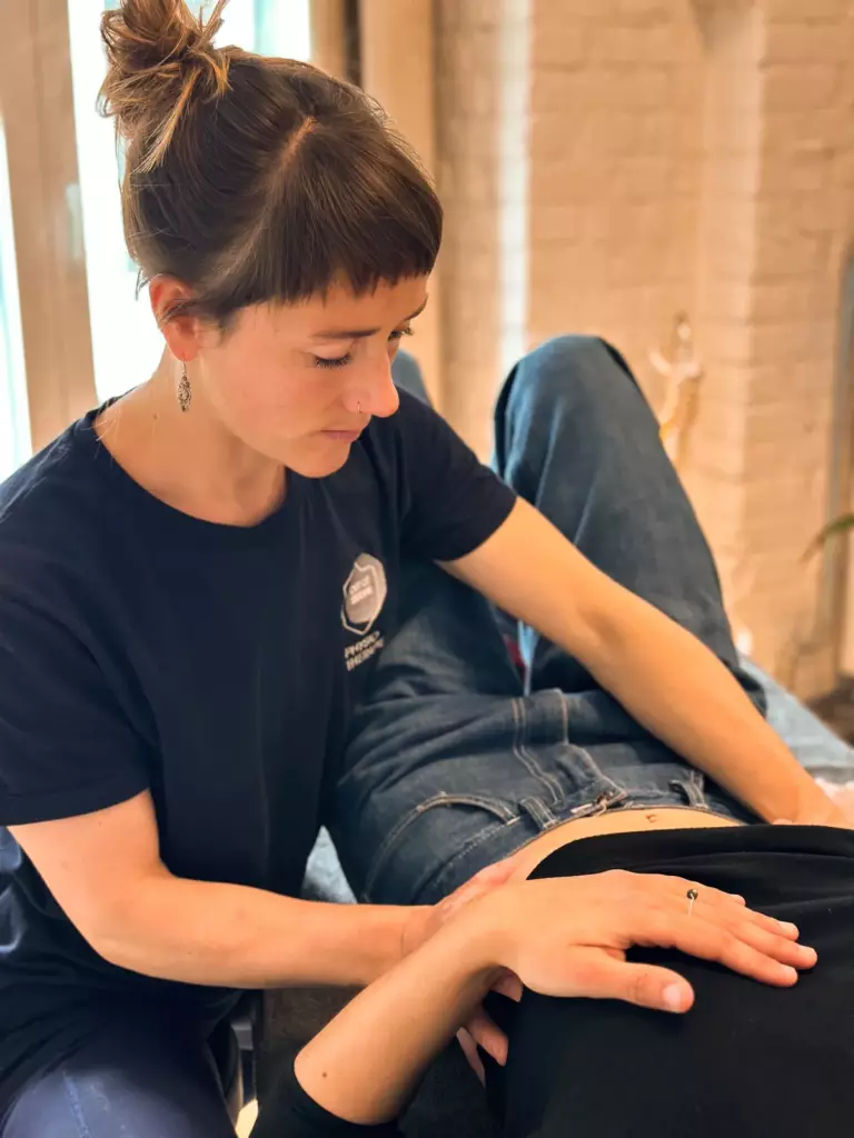 Osteopathische Behandlung auf der Behandlungsliege