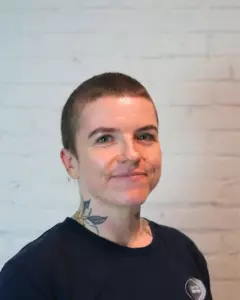 Porträt von Christina Ostrowski, Osteopathin & Yoga Trainerin bei Out of Seven