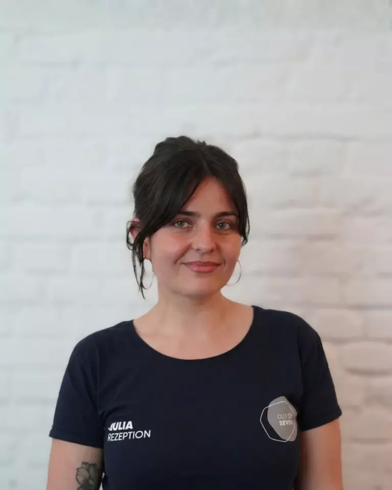Porträt von Julia, Office bei Out of Seven