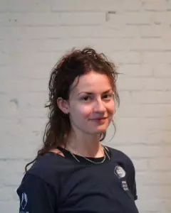 Porträt von Julia-Marie Sonnberg, Physiotherapeutin, Yogalehrerin & Studentin der Humanmedizin bei Out of Seven