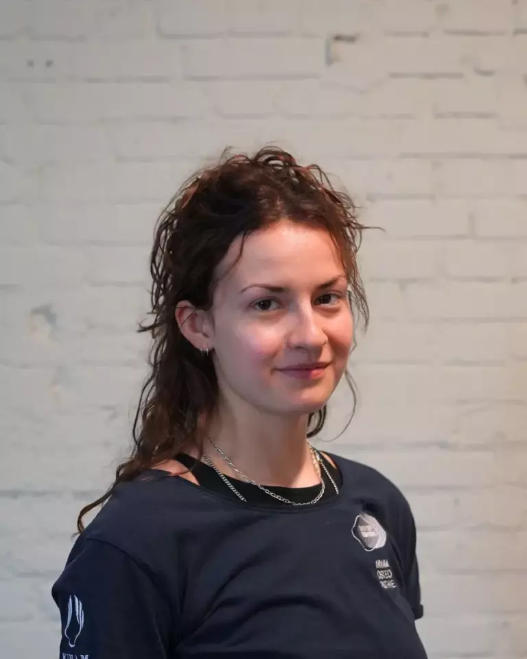 Porträt von Julia-Marie Sonnberg, Physiotherapeutin, Yogalehrerin & Studentin der Humanmedizin bei Out of Seven