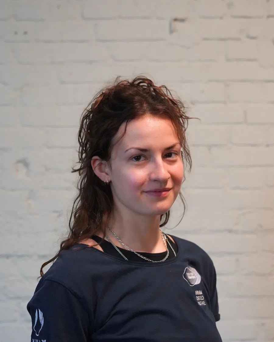 Porträt von Julia-Marie Sonnberg, Physiotherapeutin, Yogalehrerin & Studentin der Humanmedizin bei Out of Seven