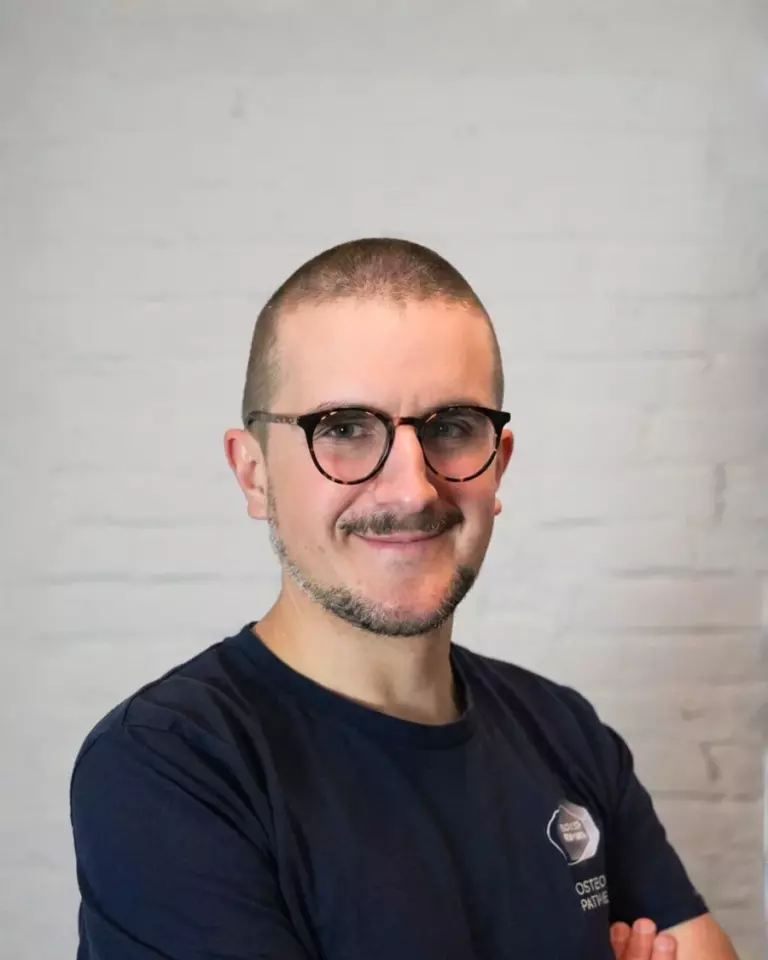 Porträt von Loïc Luttmann, Osteopath M.Sc. bei Out of Seven