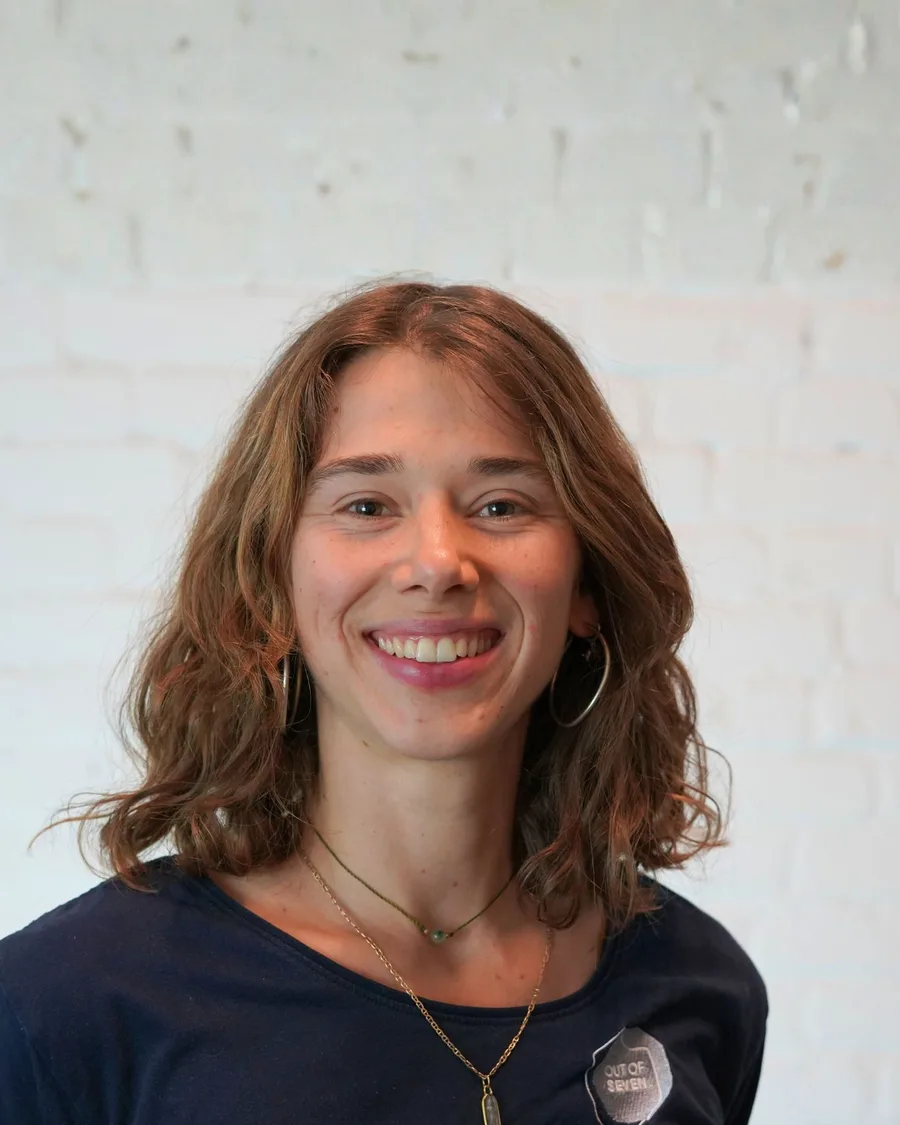 Porträt von Ricarda, Physiotherapeutin & Studentin der Humanmedizin bei Out of Seven