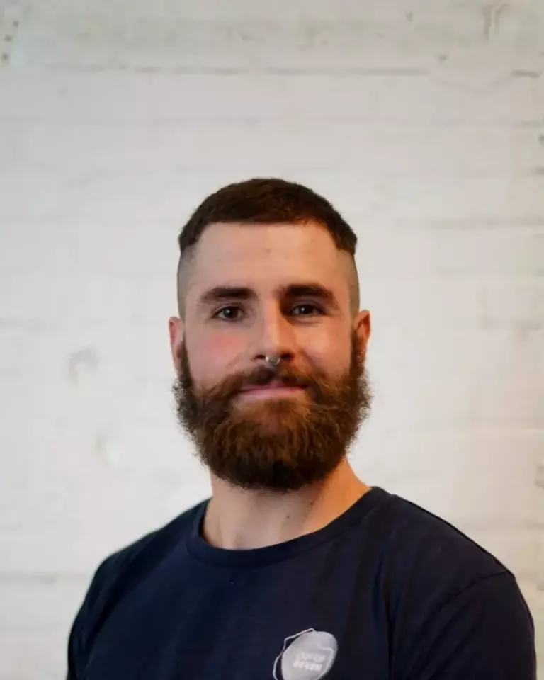 Porträt von Gabriel Gawrysiak, Physiotherapeut bei Out of Seven