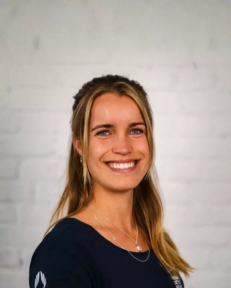 Porträt von Irina Jasper, Osteopathin B.Sc. & Studentin der Humanmedizin bei Out of Seven