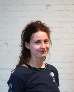 Porträt von Julia-Marie Sonnberg, Physiotherapeutin, Yogalehrerin & Studentin der Humanmedizin bei Out of Seven