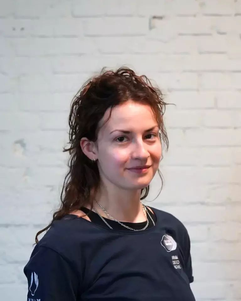 Porträt von Julia-Marie Sonnberg, Physiotherapeutin, Yogalehrerin & Studentin der Humanmedizin bei Out of Seven