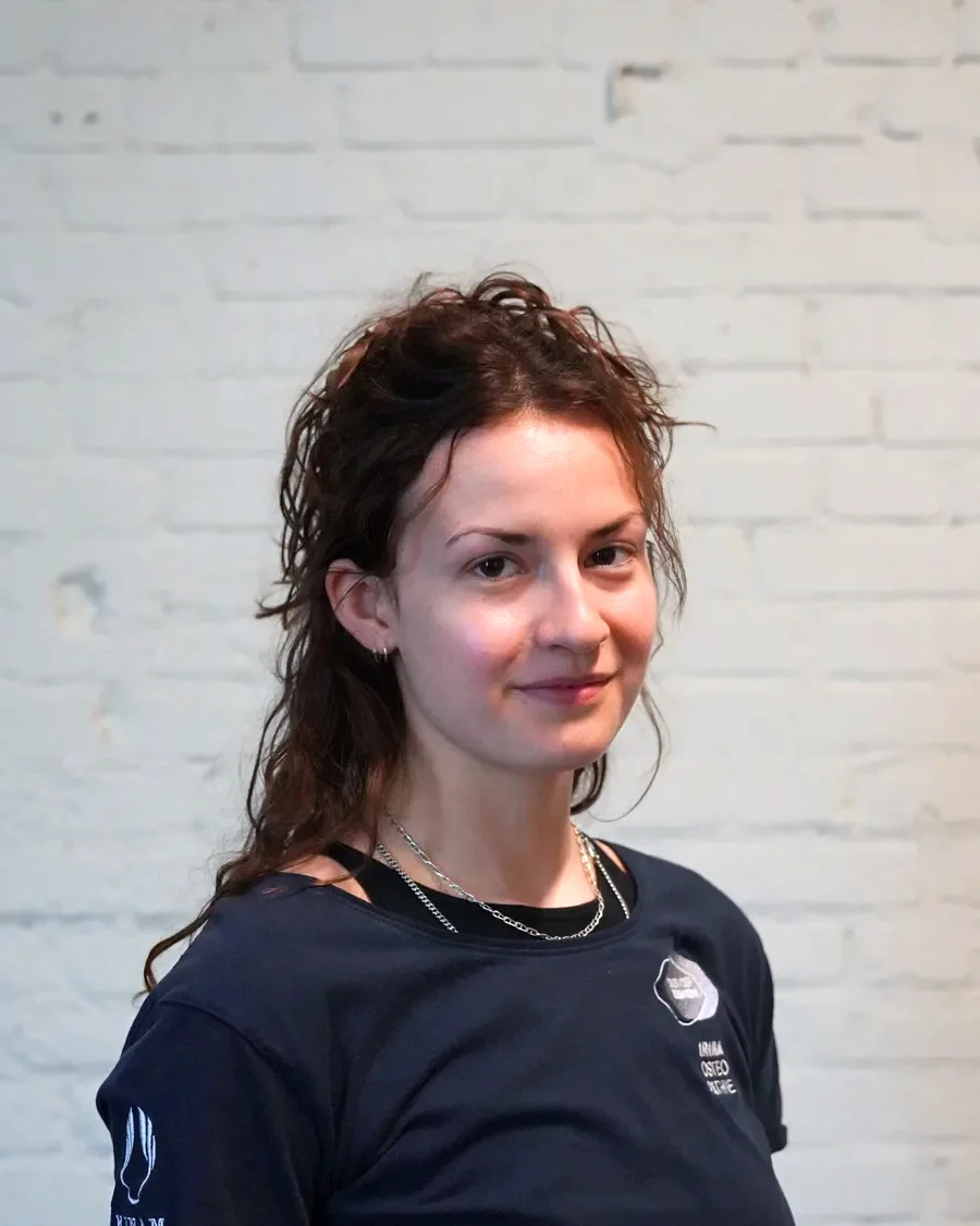 Porträt von Julia-Marie Sonnberg, Physiotherapeutin, Yogalehrerin & Studentin der Humanmedizin bei Out of Seven