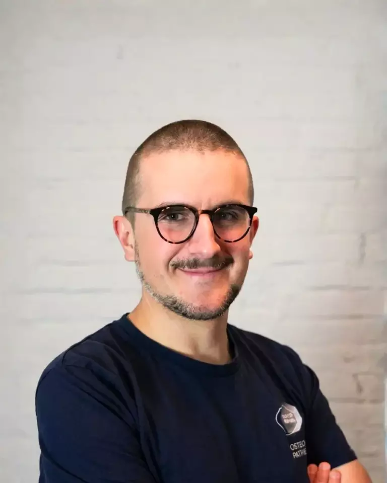 Porträt von Loïc Luttmann, Osteopath M.Sc. bei Out of Seven
