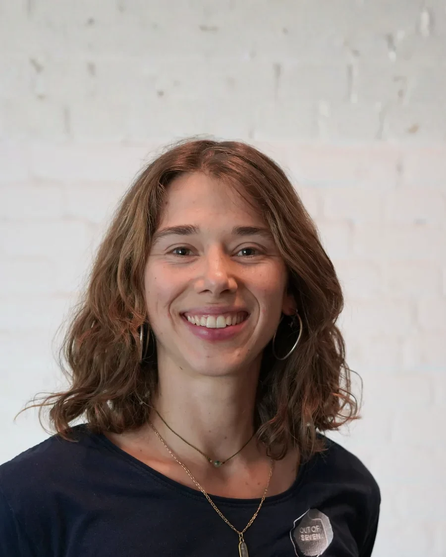 Porträt von Ricarda, Physiotherapeutin & Studentin der Humanmedizin bei Out of Seven